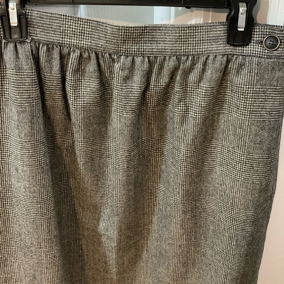 Dresses & Skirts - Rare women's Almost new 100 % Wool, Glen plaid MIKI skirt . Size 14 regular.